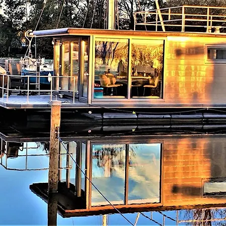 Houseboat Isola