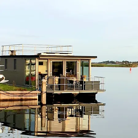 Houseboat Isola Botel