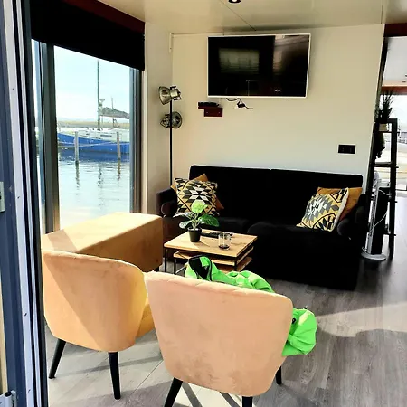 Houseboat Isola Úszó hotel